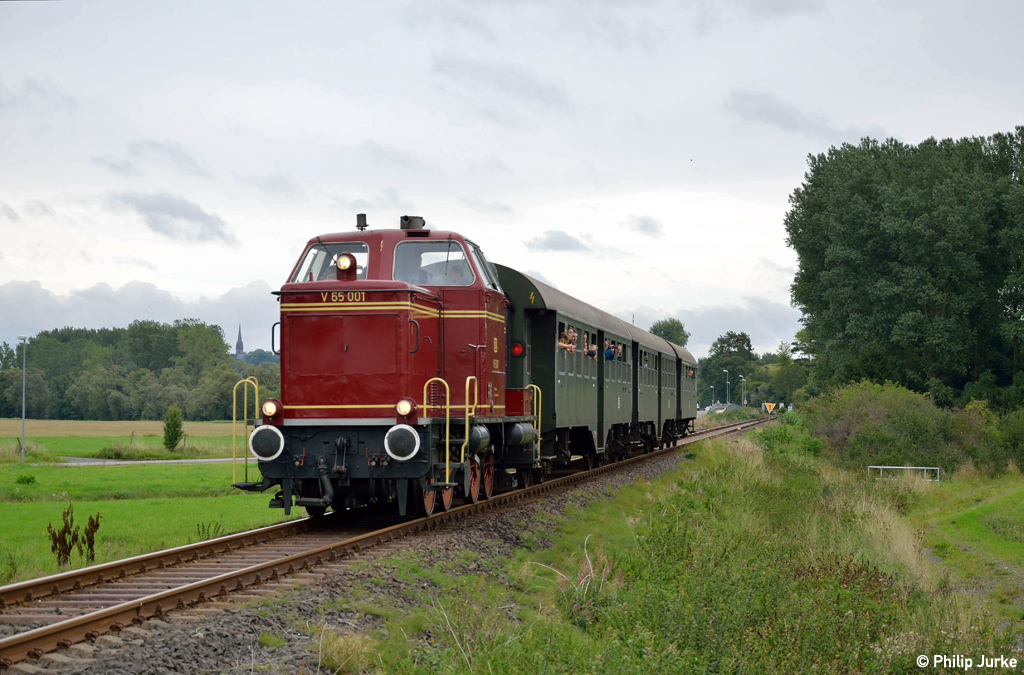 V65 001 mit dem DPN 61493 (Frankenberg(Eder) - Allendorf) am 13.09.2015 bei Röddenau.
