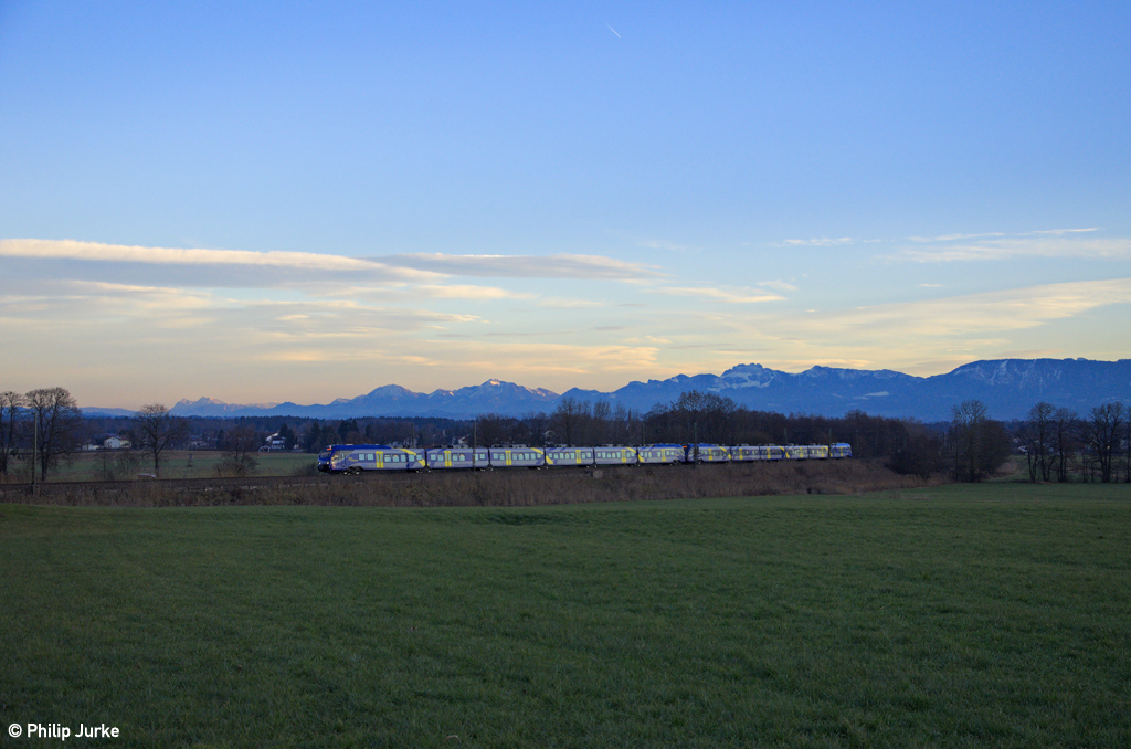 Zwei unbekannt gebliebene FLIRTS als M79032 (Salzburg - München) am 28.12.2013 bei Rann.