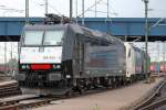 Die 185 553-5 in Hamburg Waltershof, am 05,09,09  ...