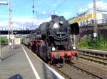 NRW-Tag Siegen die 52 8134-0 der Eisenbahnfreunde Betzdorf luft mit Sonderplanzug von Altenhundem im Hbf Siegen am 19.