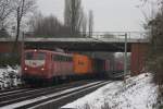 br-140-e40/114222/140-024-mit-einem-containerzug-von 140 024 mit einem Containerzug von Hannover Linden nach Bremerhaven in Limmer am 04.01.2010