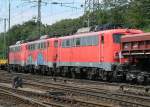 br-140-e40/84648/140-855-plus-2-weitere-140er 140 855 plus 2 weitere 140er, deren Nummern nicht erkennbar sind im Zug, den 140 808-7 anfhrt, aufgenommen in Gremberg am 28.07.2010