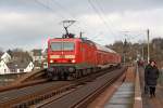BR 143/120227/die-143-930-6-als-rb-12226 Die 143 930-6 als RB 12226 nach Trier Hbf auf der Koblenz Glser Eisenbahnbrcke am 02,01,11