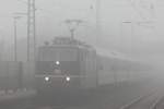 181 201 kommt am 09.02.2011 in Koblenz-Gls durch den Nebel