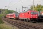 BR 185/265064/185-251-6-mit-der-ueberfuehrung-von 185 251-6 mit der berfhrung von 430 600/100 (S-Bahn Rhein/Main) in Kln West am 03.05.2013