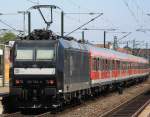 Am 22.05.2010 kurz im Bahnhof Frankfurt Sd angekommen, kam die MRCE 185 556-8 mit Ihren Silberlingen nach Wrzburg.