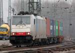 BR 186/120808/railpool-186-108-mit-containerzug-durch Railpool 186 108 mit Containerzug durch Kln Gremberg am 14.02.2011