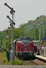 Auf Tour mit V200 033/75196/freie-fahrt-fuer-v200-033-am Freie Fahrt fr V200 033 am Bahnhof Witterschlick.