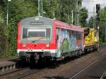 HWB Hochwaldbahn/103256/vt43-der-hwb-am-130810-mit VT43 der HWB am 13.08.10. mit Kran am Haken in Bonn Beuel.