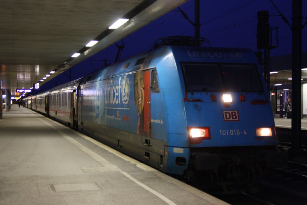 101 016 mit einem IC in Hannover HBF am 19.03.2010