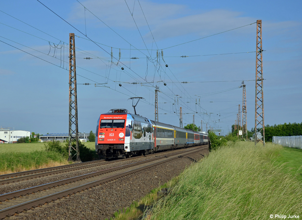 101 025-5 mit dem EC 6 nach Hamburg-Altona am 02.06.2012 in Bornheim-Sechtem.
