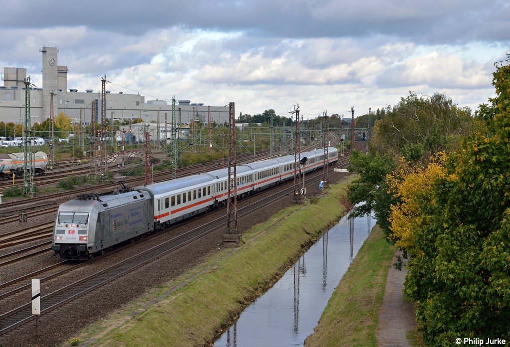 101 028-9 mit dem IC 2156 von Leipzig nach Dsseldorf am 14.10.2012 in Dsseldorf-Derendorf.