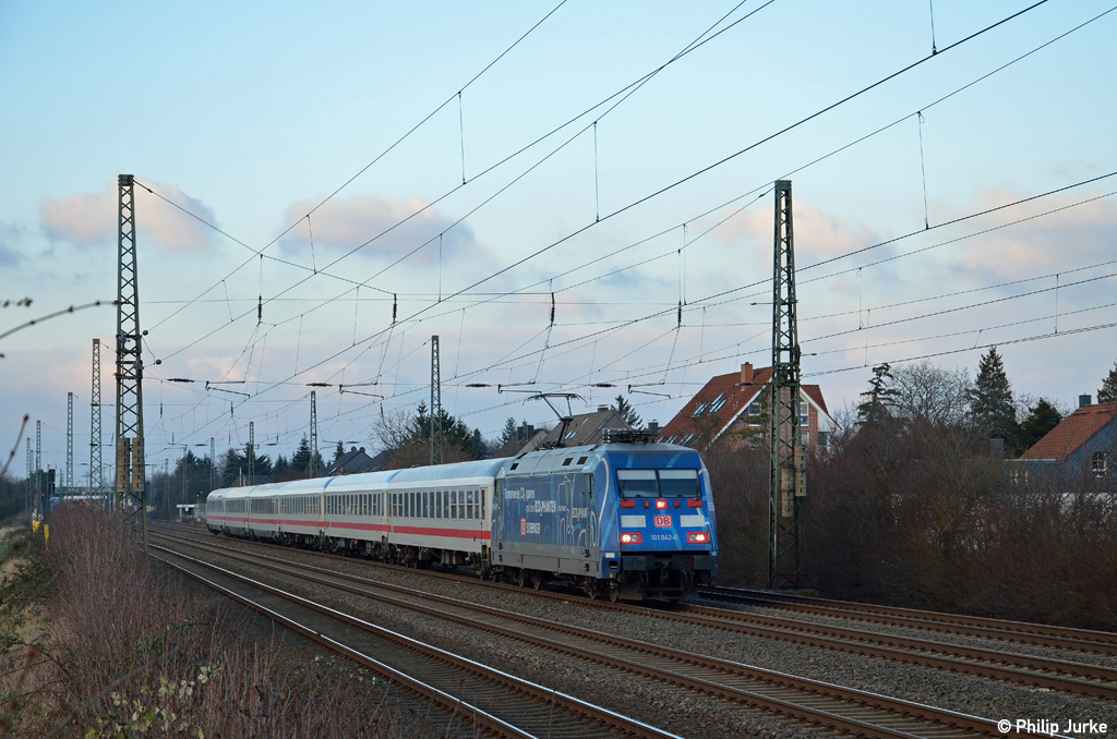 101 042-0 mit dem IC 132 (Emden - Luxembourg) am 13.01.2013 in Duisburg-Rahm.
