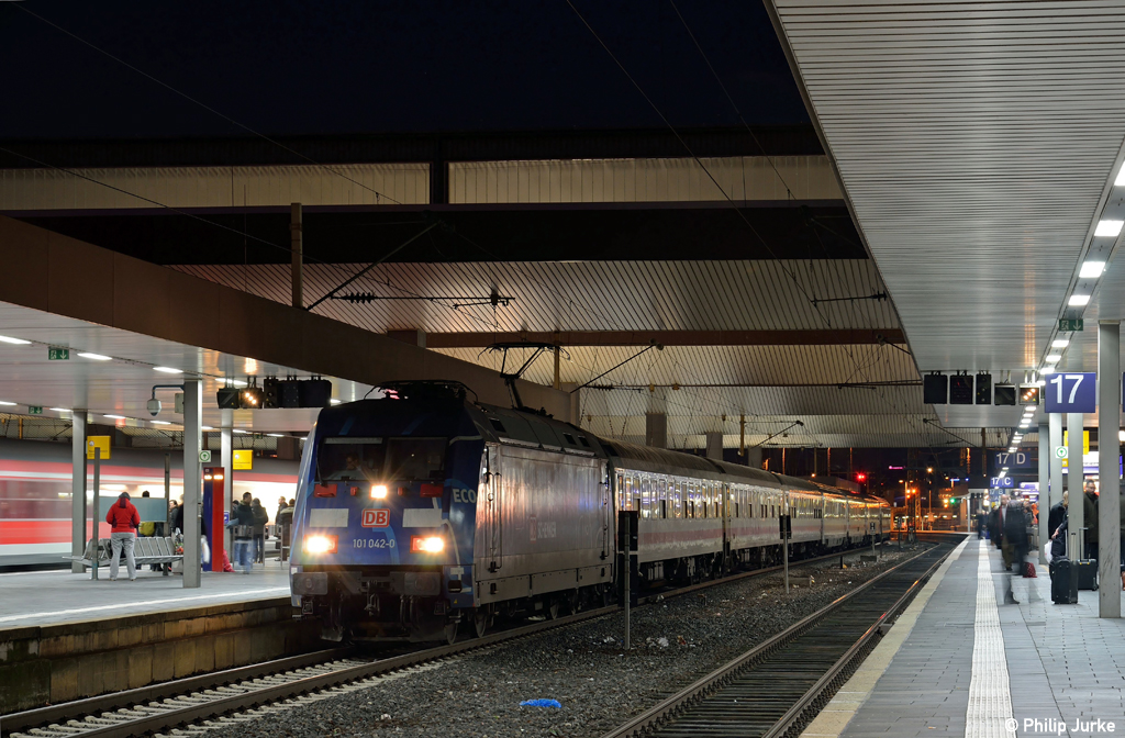 101 042-0 mit dem IC 130 (Emden - Koblenz) am 11.01.2013 im Dsseldorfer Hauptbahnhof.