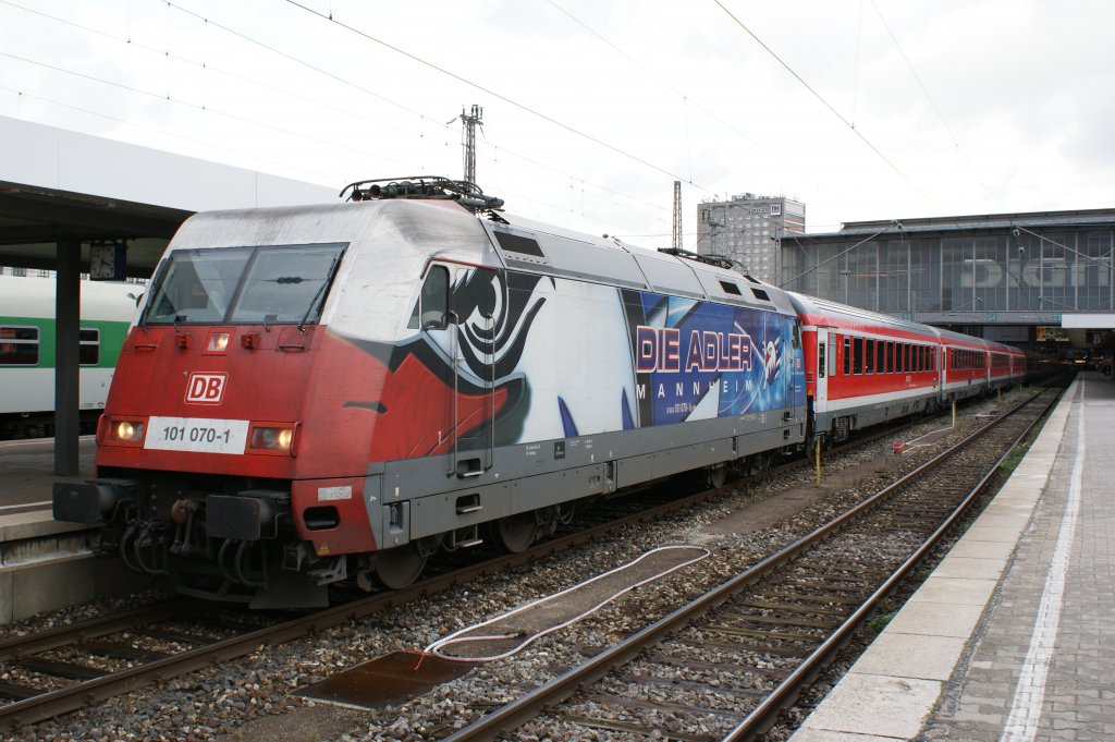 101 070 fuhr schon die Premiere Fahrt des München Nürnberg Express und auch nach ihrer Beklebung ist sie noch manchmal an diesem Zug zu sehen. (München, 12.10.2009)