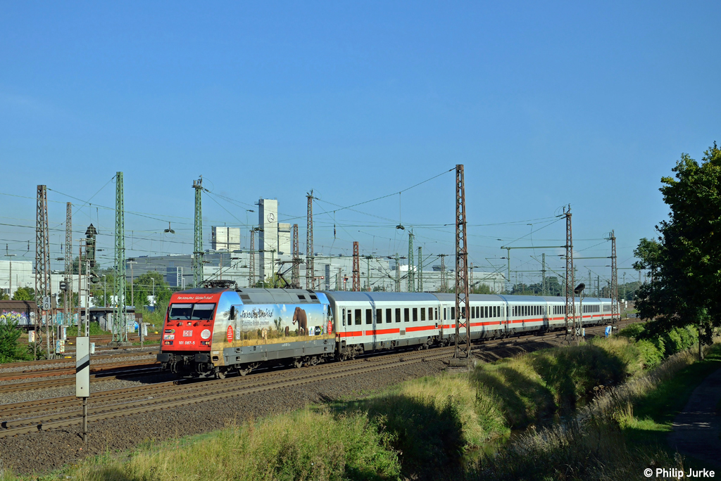 101 087-5 mit dem IC 2005 nach Konstanz am 01.09.2012 in Dsseldorf-Derendorf.