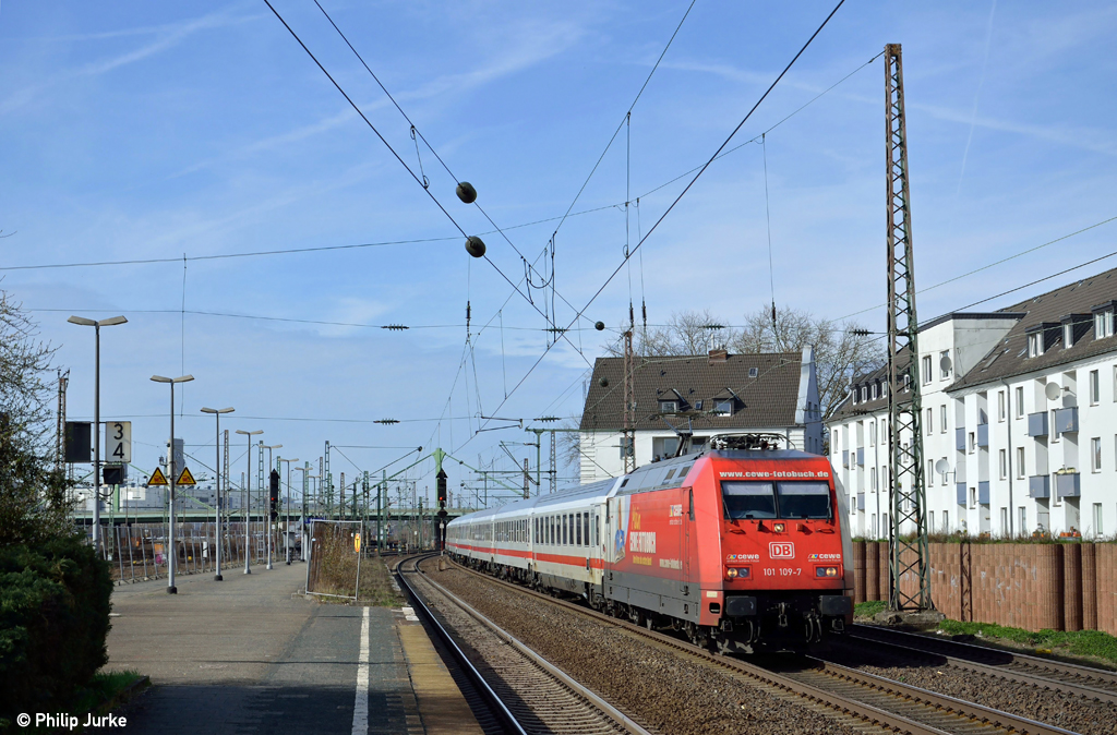 101 109-7 mit dem IC 2403 von Hamburg-Altona nach Kln am 14.04.2013 in Dsseldorf-Derendorf.