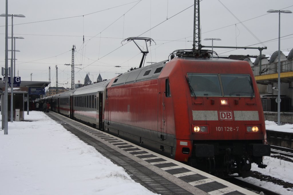 101 128 mit einem IC in Koblenz HBF am 30.12.2010