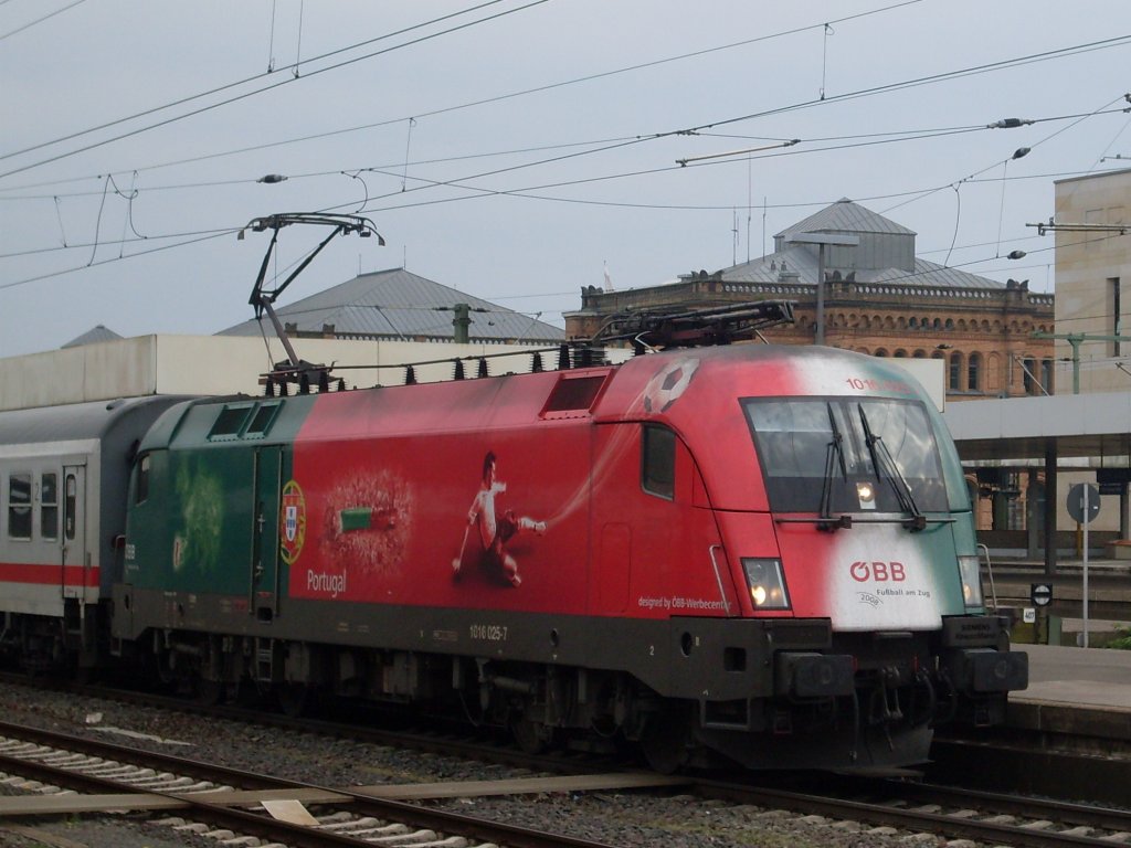 1016 025 mit einem IC in Hannover HBF am 18.04.2010