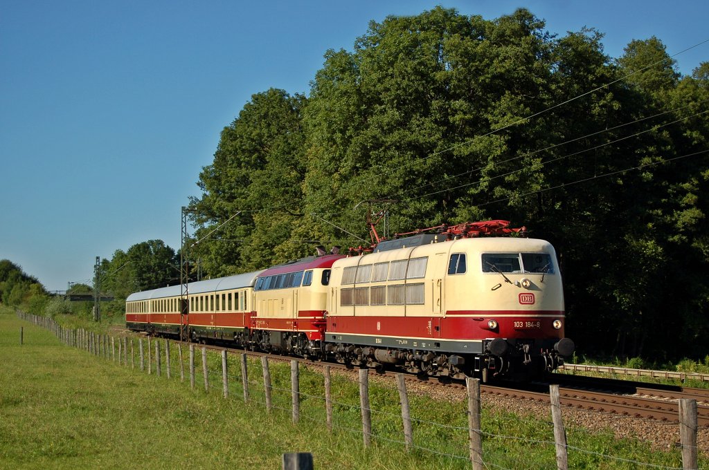 103 184 + 218 105 mit TEE Wagen unterwegs nach Traunstein.
Aufgenommen am 31.07.2010 in Vogl.