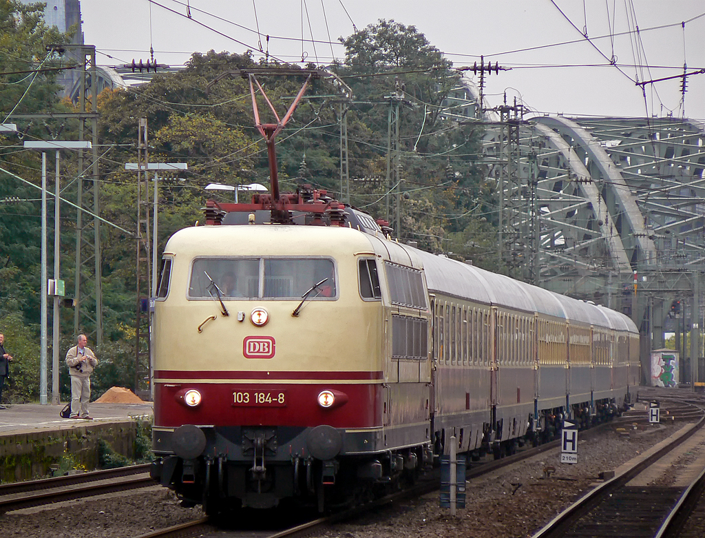 103 184-8 mit IC1806 in Kln/Messe Deutz am 08.10.2010