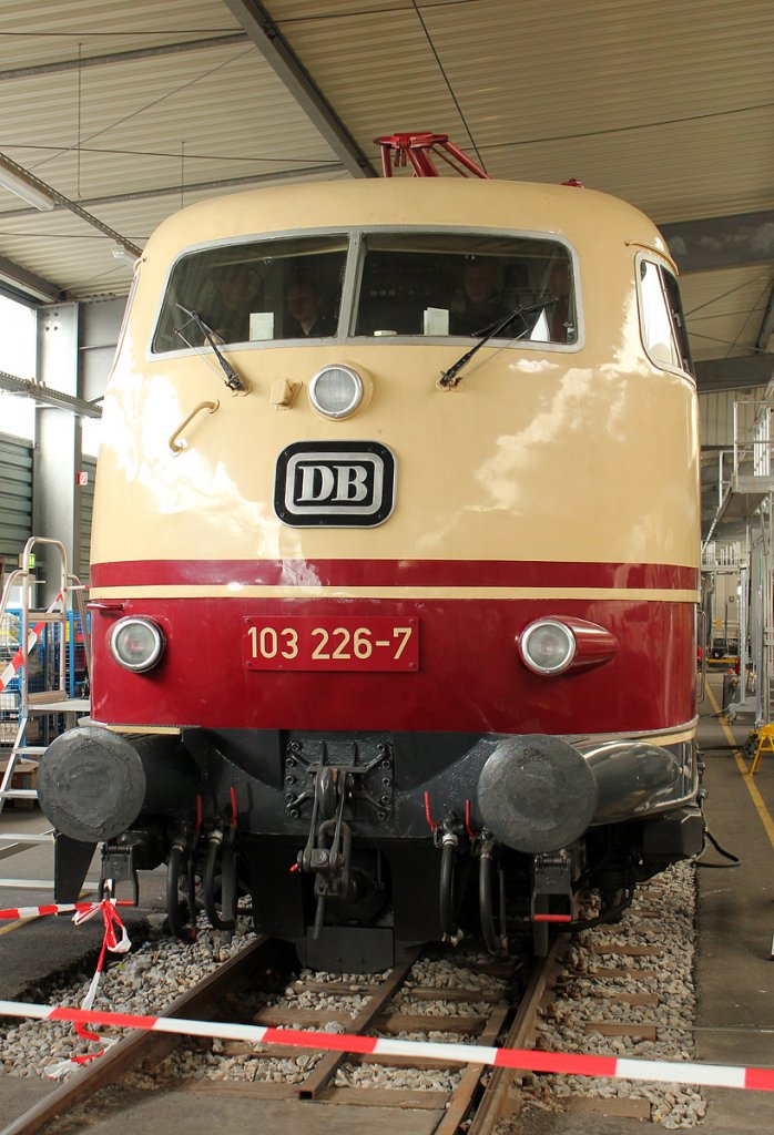 103 226-7 des Lokomotivclubs 103 e.V. im Siemens Prüf- und Validationcenter Wegberg-Wildenrath beim Tag der offenen Tür am 1.7.2012 , Gruß an die Mannschaft der Lok :-) !