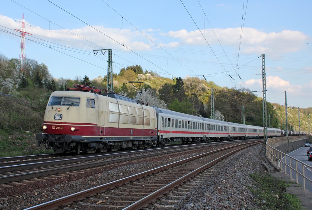 103 235-8 am Ersatz IC2906 (für IC118) mit Murphy´s Fotowolke bei Linz(Rhein) am 25.04.2013