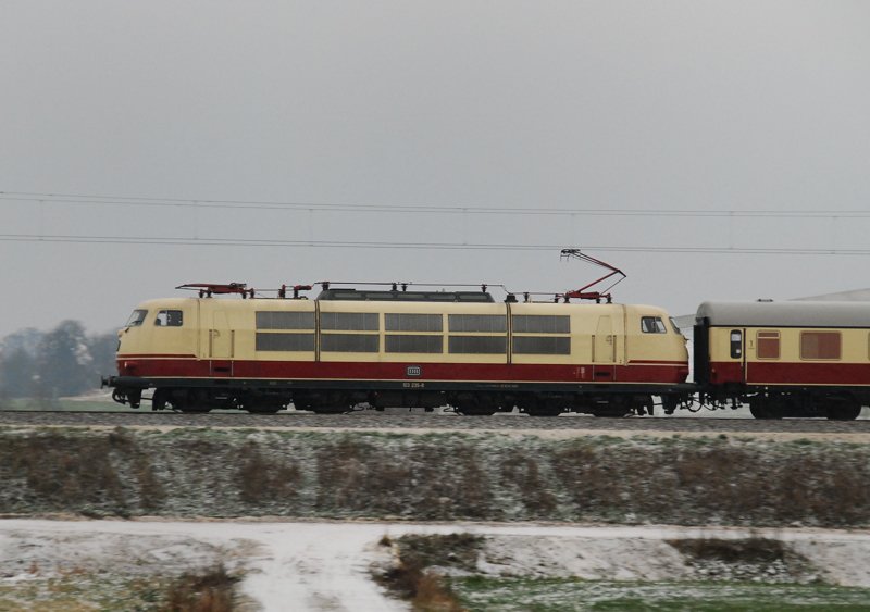 103 235-8, aufgenommen vor dem Rheingold, am 13.12.09, Strecke Augsburg-Ulm, kurz vor Burgau.
