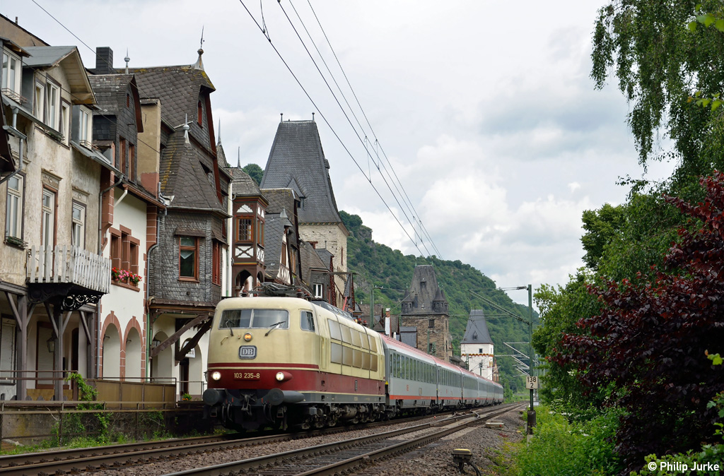 103 235-8 mit dem IC 119 von Münster(Westf) nach Innsbruck am 15.06.2013 in Bacharach.
