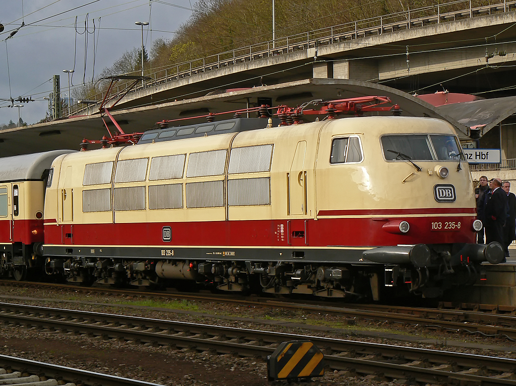 103 235-8 steht abfahrbereit an Gleis 8 in Koblenz Hbf am 03.04.2010
