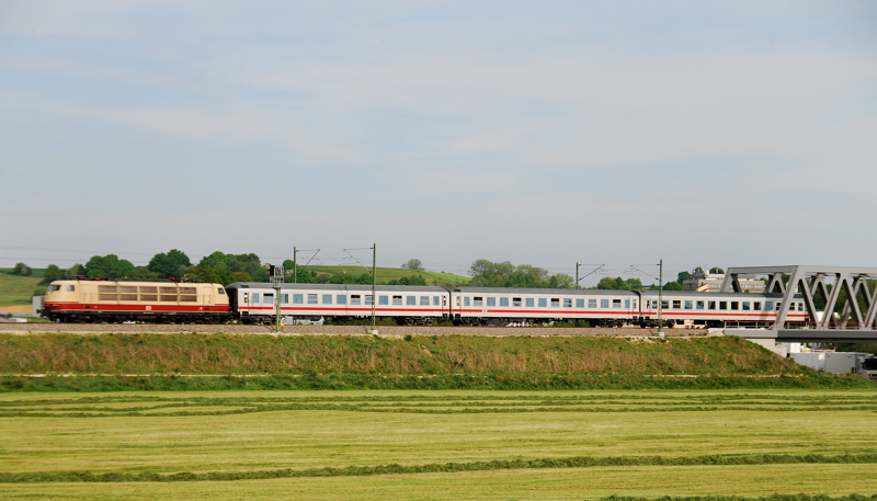103 245-7, aufgenommen mit 3 IC-Wagen auf der Fahrt Richtung Ulm, am 06.05.11.