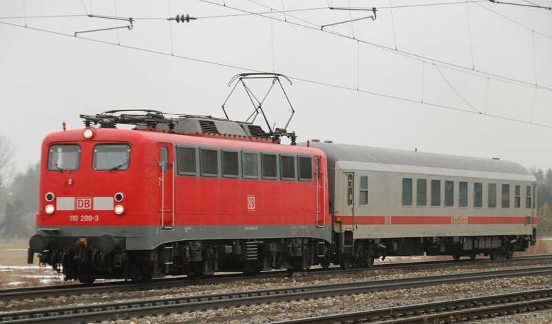 110 200-3, aufgenommen mit nur einem einzigen IC-Wagen am Haken, am 09.02.10, bei der Durchfahrt durch Gersthofen, Strecke Donauwrth-Augsburg.