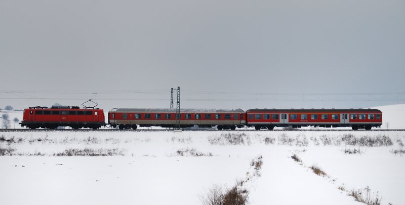 110 236-7, mit nur 2 Personenwaggon's am Haken! Aufgenommen am 12.02.10, auf der Strecke Augsburg-Ulm, kurz vor Burgau.