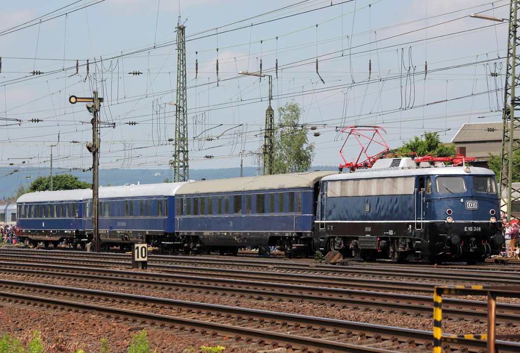 110 348-0 mit ihrem Blauwagenzug bei der Lokparade im DB Museum Koblenz am 02.06.2012