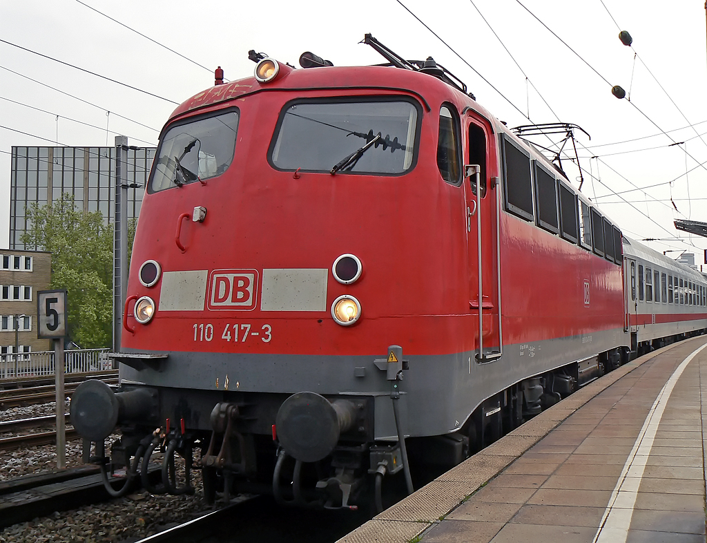 110 417-3 mit einem  Musik und Tanzzug  in Köln Hbf auf Gleis 9 am 08.05.2010