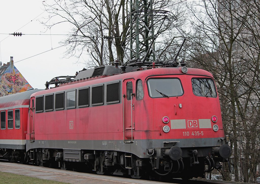 110 435-5 schiebend am RB48 rtg Bonn-Mehlem in Köln West am 10.03.2011