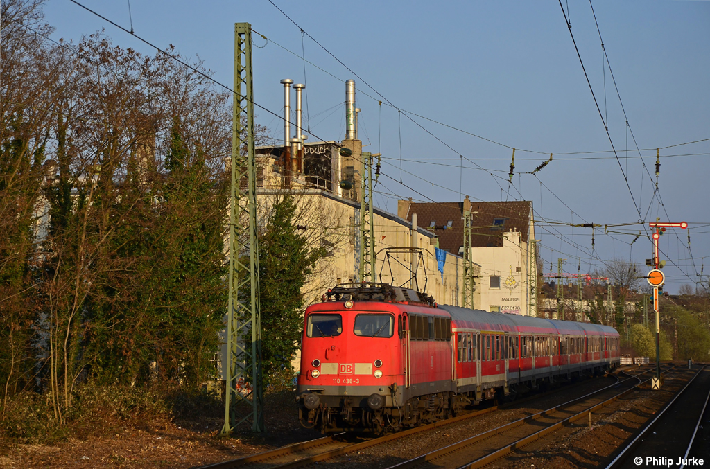 110 436-3 mit dem RE 10454 nach Aachen am 22.03.2012 an der Völklinger Straße in Düsseldorf