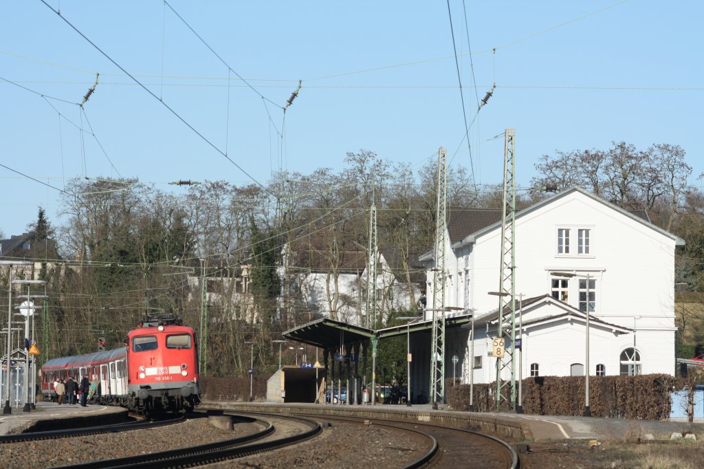 110 456 neben dem Restaurierten Bahnhofsgebäude in Eschweiler am 07.03.11