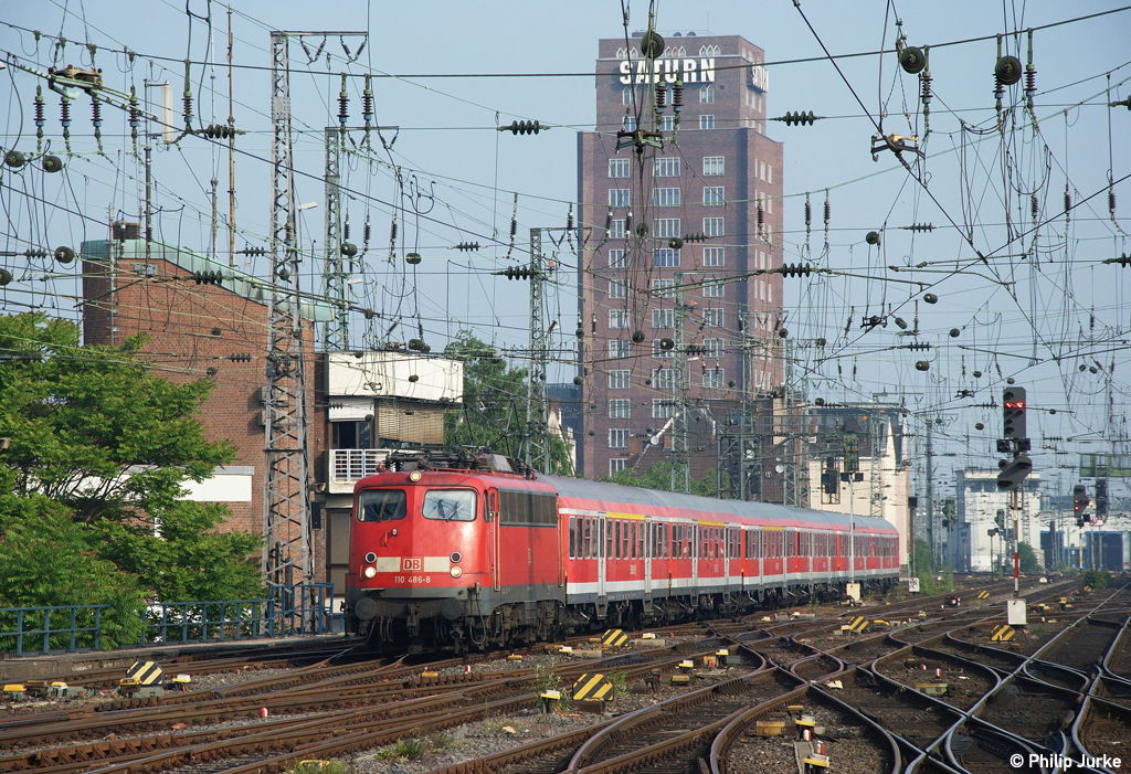 110 486-8 als RE 70301 nach Hamm(Westf) am 21.05.2011 in Köln