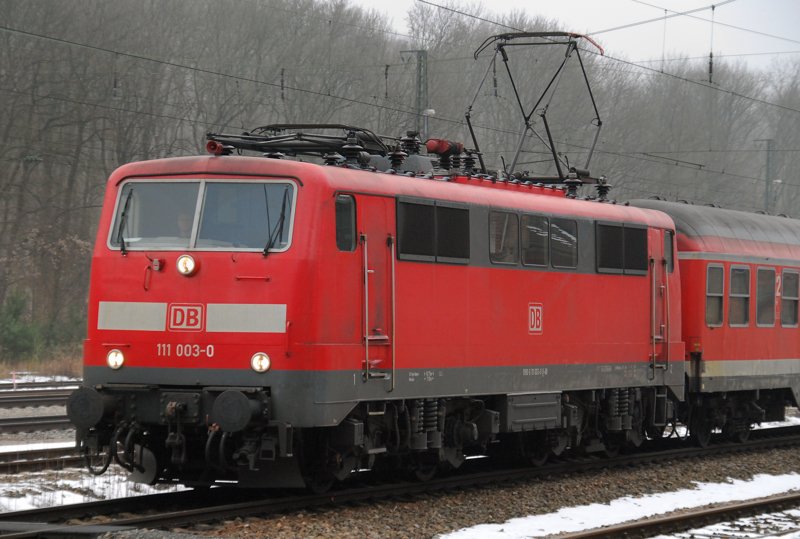 111 003-0, aufgenommen am 22.01.10, bei der Durchfahrt durch Neuoffingen, Strecke Ulm-Augsburg.