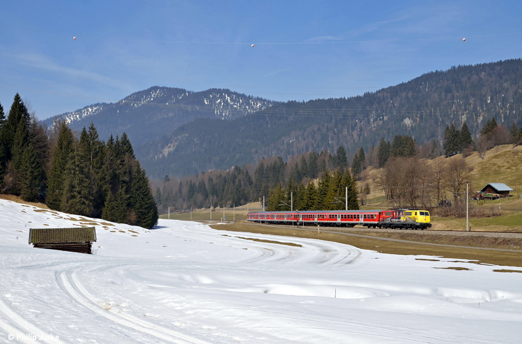111 024-6 mit der RB 5417 von Mnchen nach Innsbruck am 04.04.2013 bei Klais.