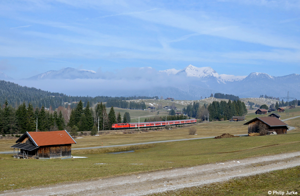 111 025-3 mit der RB 5413 von Mnchen nach Innsbruck am 02.04.2013 bei Schmal-See.