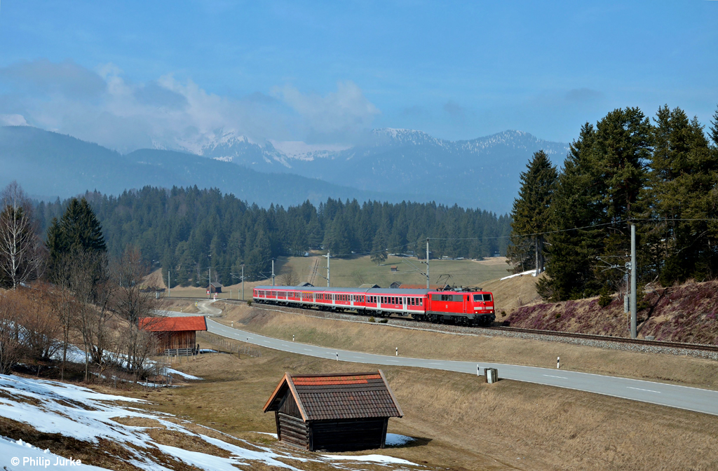 111 026-1 mit der RB 5421 von Mnchen nach Innsbruck am 02.04.2013 bei Klais.