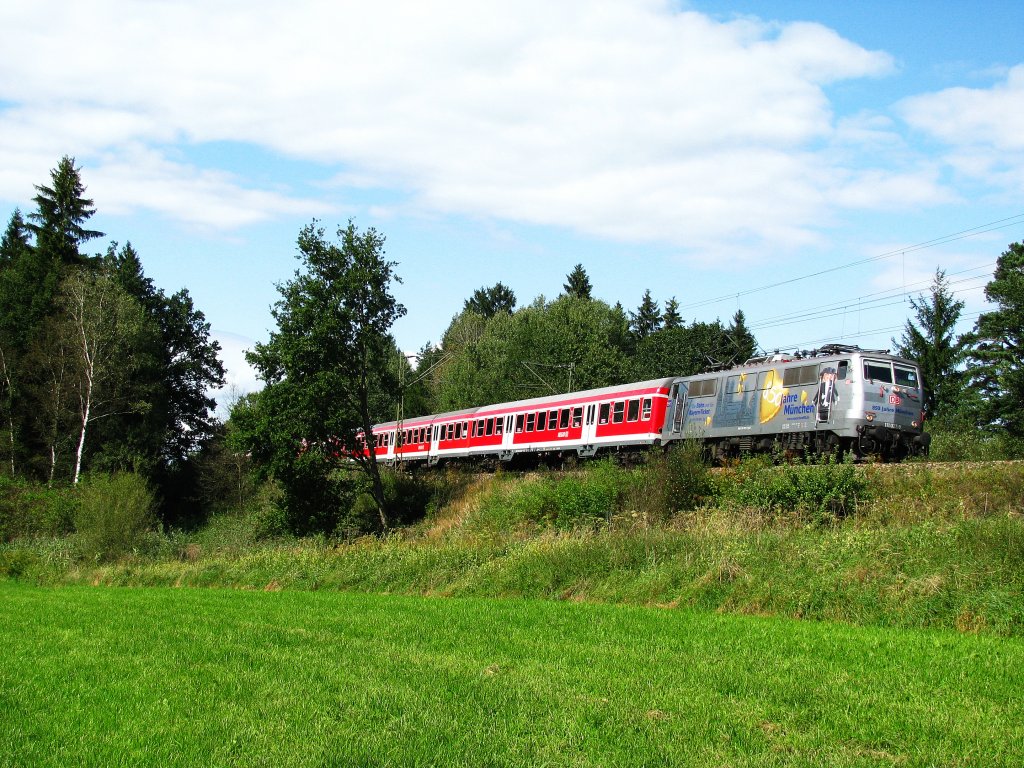 111 027 mit der Werbefolie   850 Jahre Mnchen   unterwegs als RE nach Salzburg Hbf.
Aufgenommen bei Weiching am 05.09.2010.