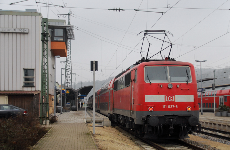 111 037-8, aufgenommen am Bahnsteig 1 in Treuchtlingen am 19.02.11.