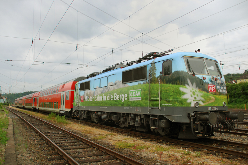 111 039-4 stand mit ihrem RE das ganze Wochenende in Pfingstruhe im Bahnhof Treuchtlingen. Aufgenommen am 13.06.11.