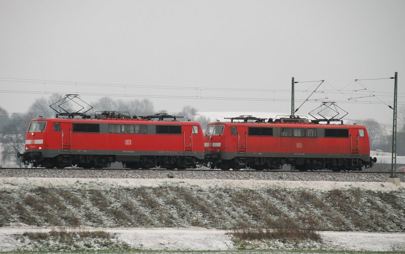 111 042-8 + 111 069-1, aufgenommen am 13.12.09, auf der Strecke Augsburg-Ulm, kurz vor Burgau.