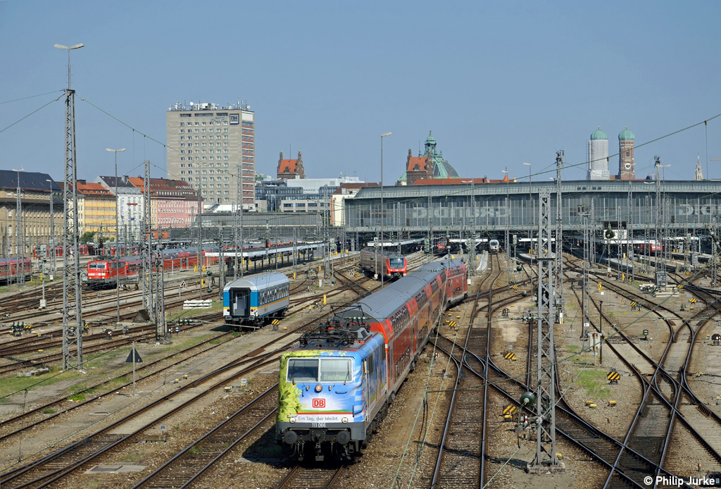 111 066-7 mit der RB 59160 nach Treuchtlingen am 27.07.2012 in Mnchen.