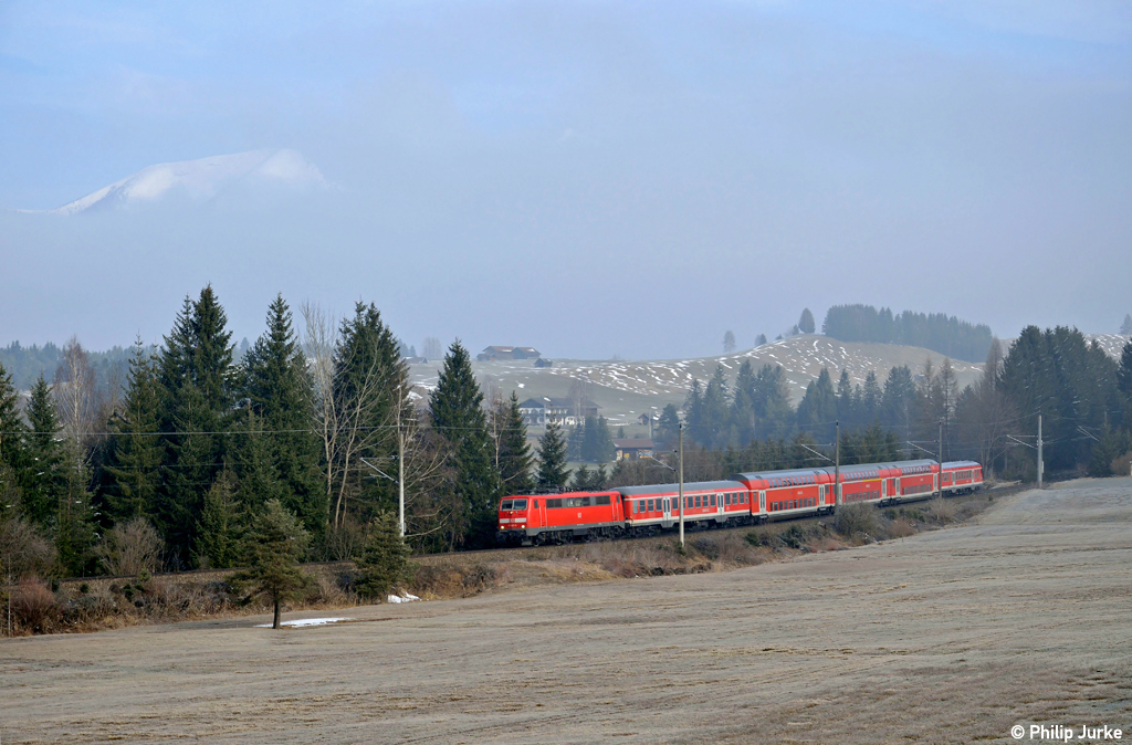 111 067-5 mit der RB 59507 von Mnchen nach Mittenwald am 02.04.2013 bei Schmal-See.