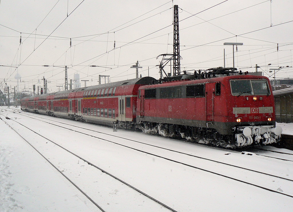 111 093-1 mit dem RE9 nach Giessen im winterlichen Kln Messe/Deutz am 24.12.2010